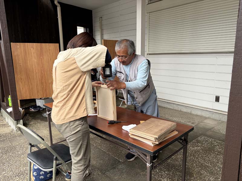 大工さんがトレイ作りのアシスタント