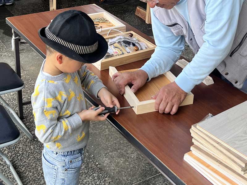 お子様も頑張ってトレイ作りにチャレンジしてくれました