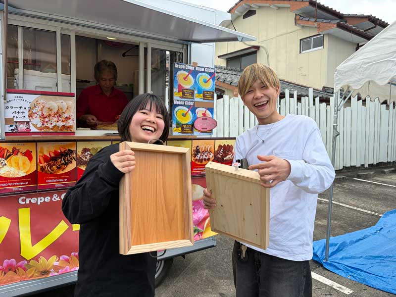 出来上がったトレイを手に。ぜひお家でも使って下さい
