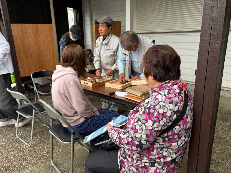 トレイ作り仕上げは大工さんが手伝ってくれました
