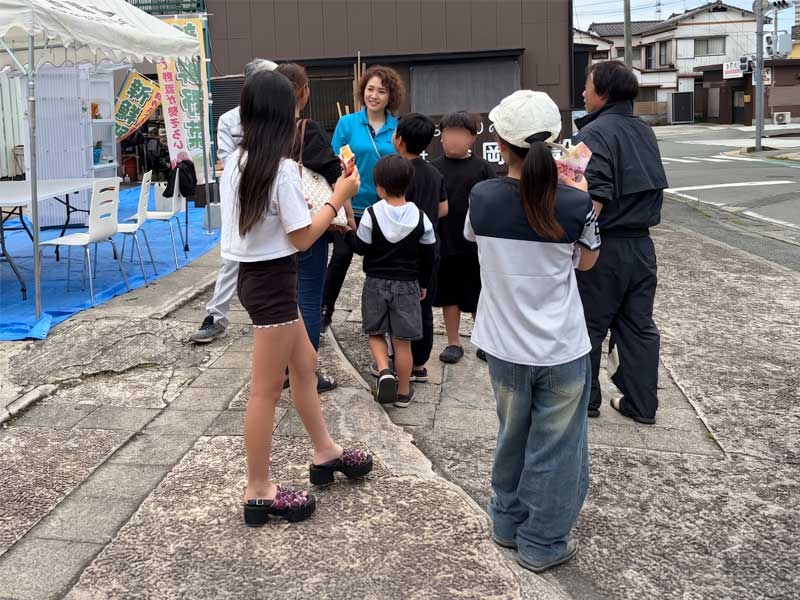 割引券を配ったり、木工品の説明をしたりしております