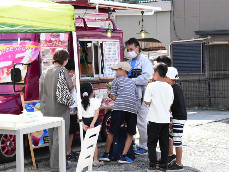 過去のイベントの様子。クレープ屋さんの前
