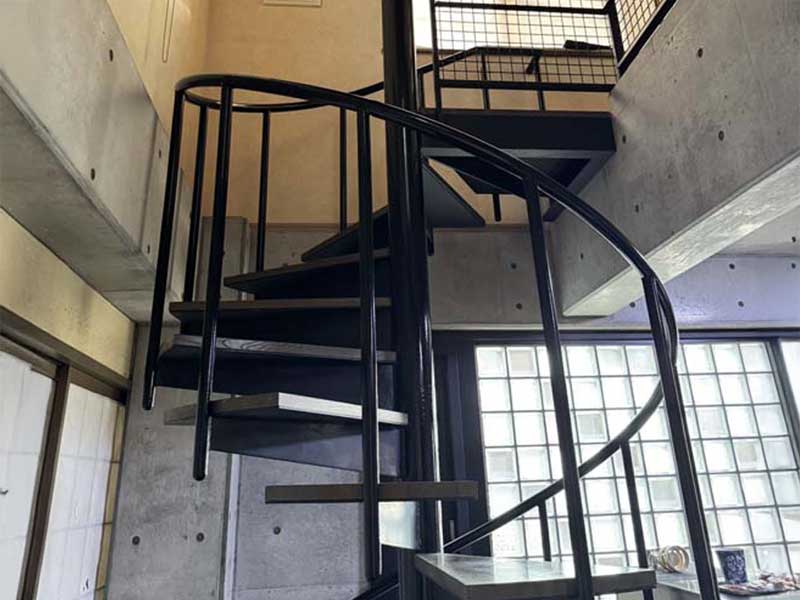 らせん階段の手摺塗装施工例