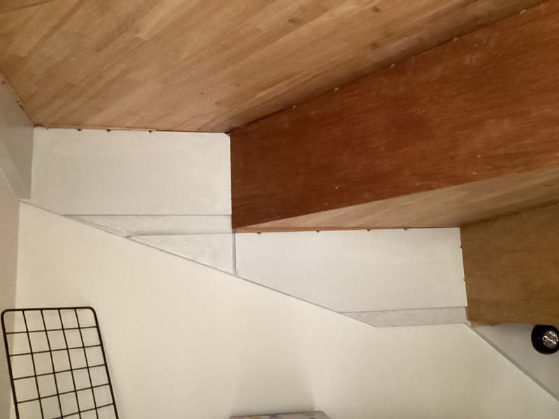 松岡建設階段下収納施工前画像